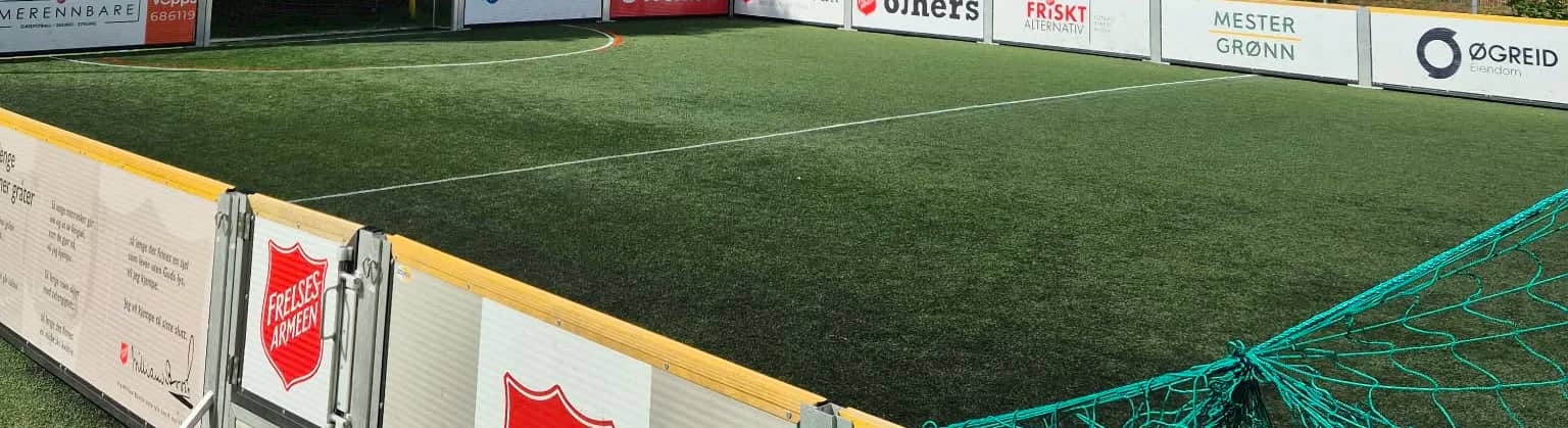 Klubbhuset og banen vår inne på området