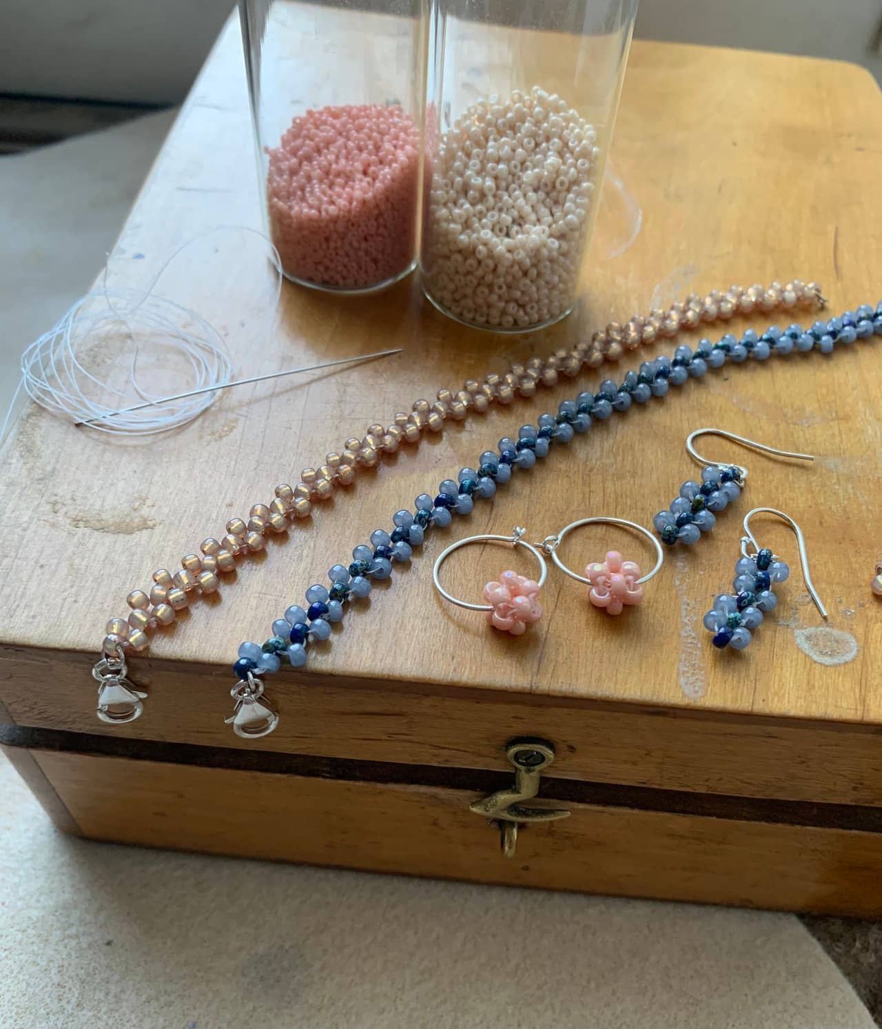 Sew a piece of beaded jewelry with Elin