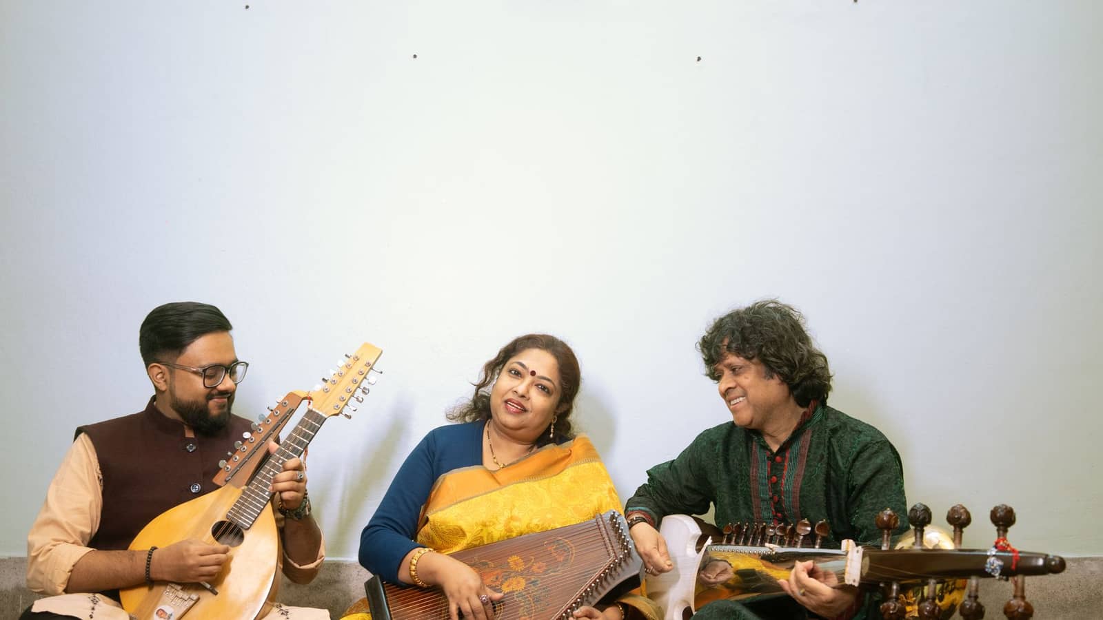 An Indian musical family Ranajit, Shirin en Rajarshi Sengupta + Kousik Banerjee