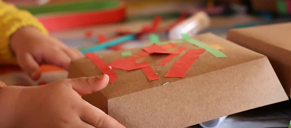 Kidsclub: Making lanterns