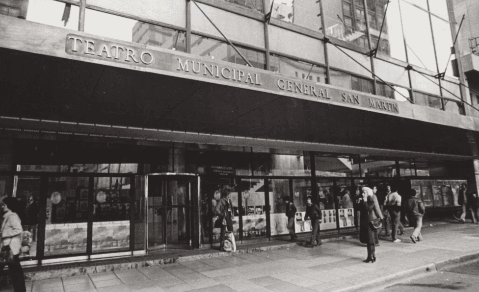 La isla. El teatro San Martín en dictaduras