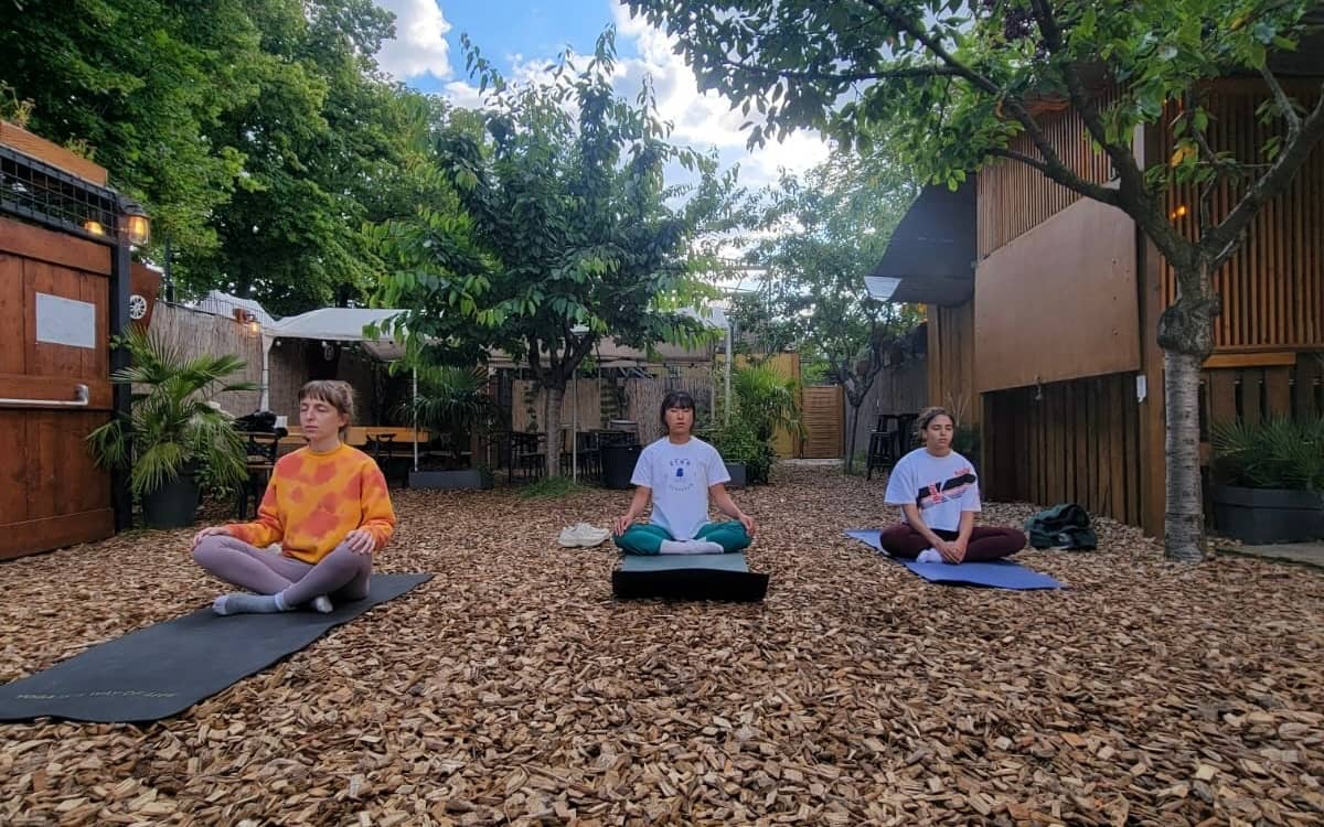 Cours de yoga Vinyasa au Jardin21 du mois d'Aout