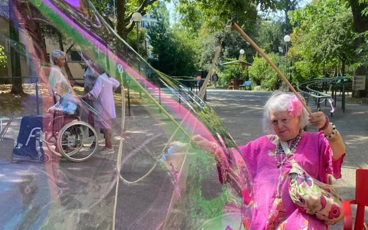 Soap bubble workshop with music at Jules Noël Sports Center