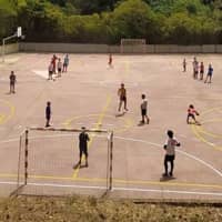 Fem esport a la pista poliesportiva de Montbau