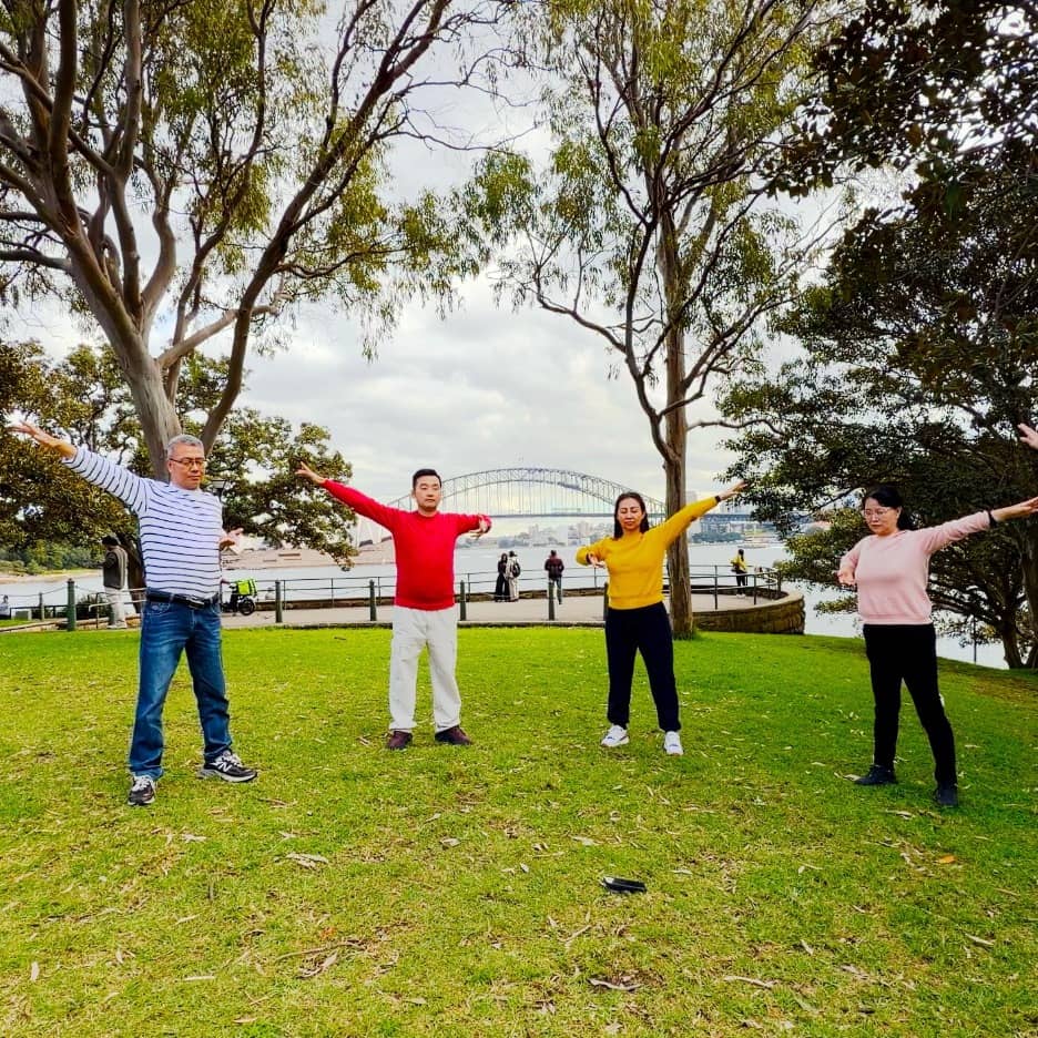 Falun Dafa: Gentle exercises at Mrs Macquarie's Chair