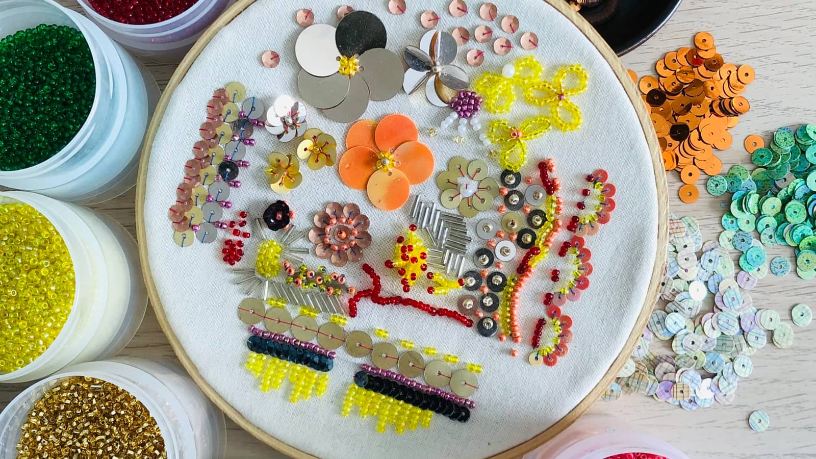 Après-midi au féminin : Perles et paillettes