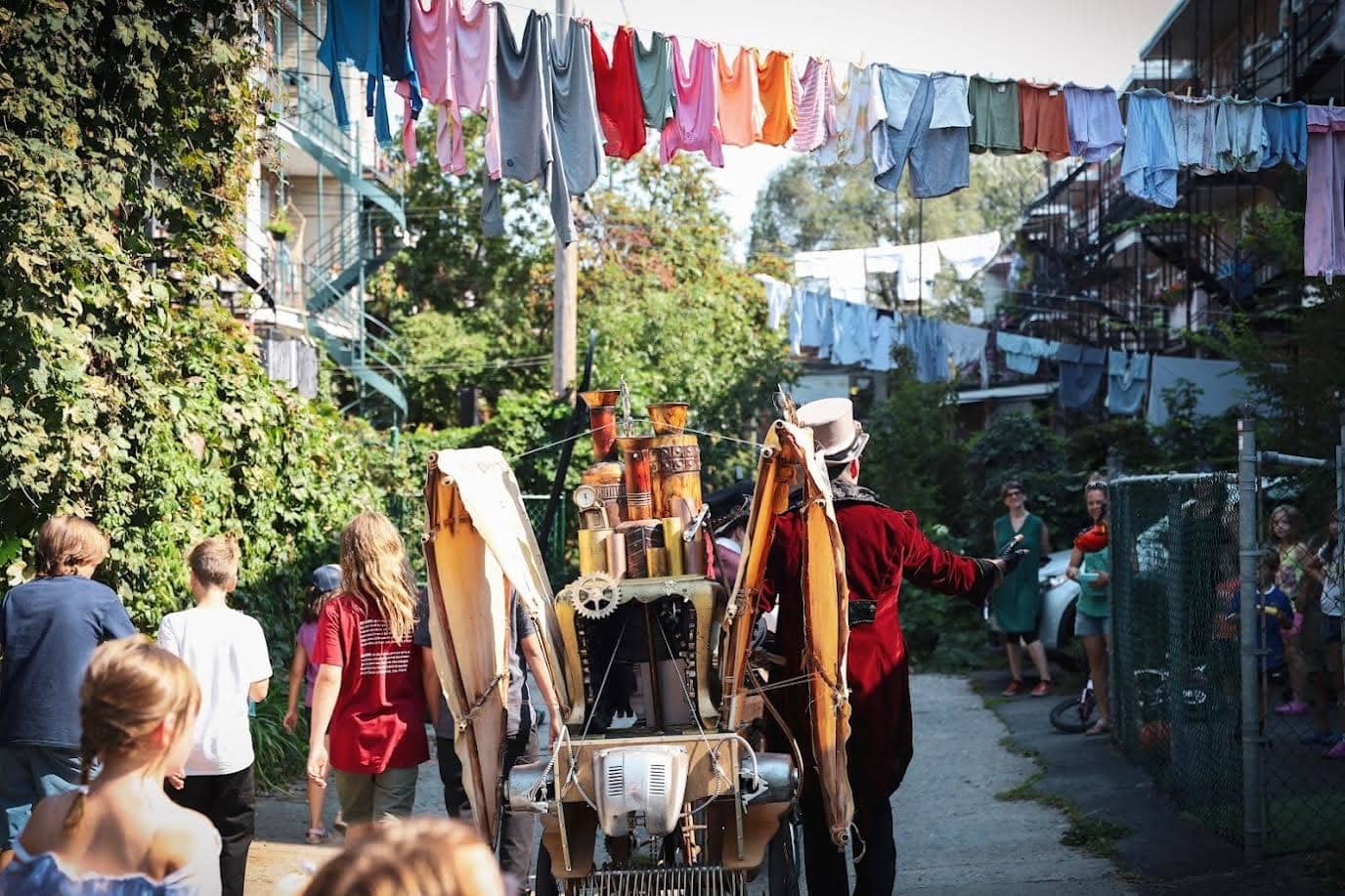 Parade du Festival des arts de ruelle sur Le Plateau-Mont-Royal