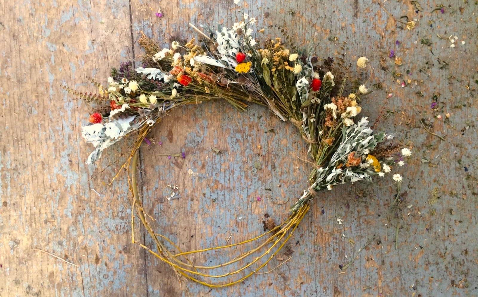 Fabrication de couronnes de fleurs séchées