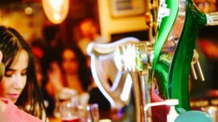 Apéro avec des internationaux dans un bar connu !!