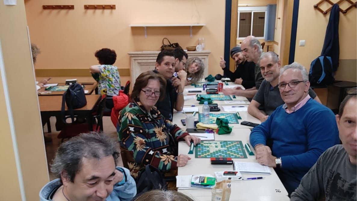 Juega o aprende a jugar SCRABBLE en el Club de Scrabble de La Didáctica-Atriles.