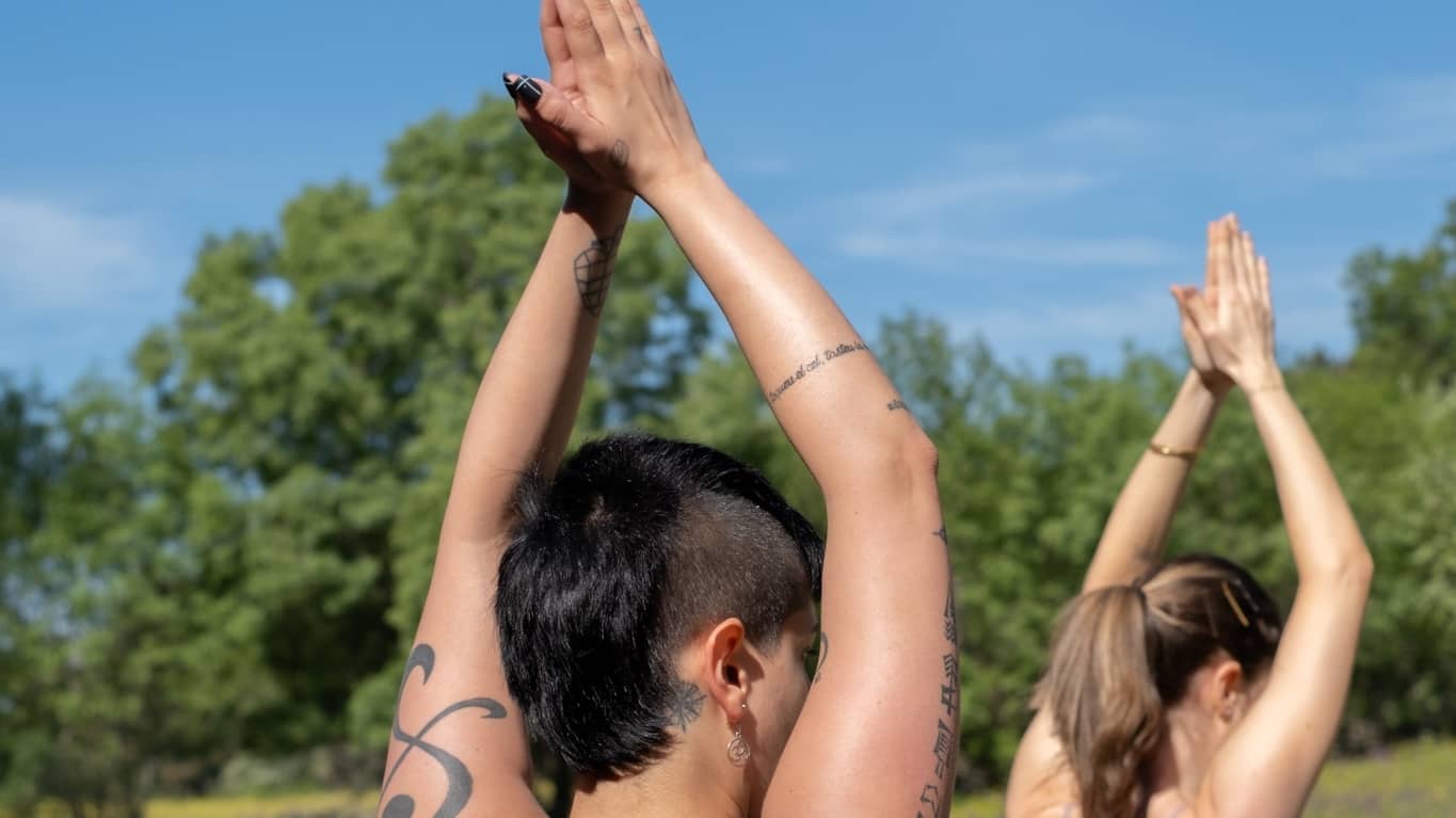 Clase de yoga hatha vinyasa en Madrid Río