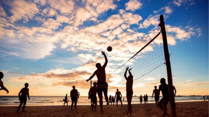 バルセロナのビーチでフリービーチバレーFree beach volleyball on the beaches of Barcelona