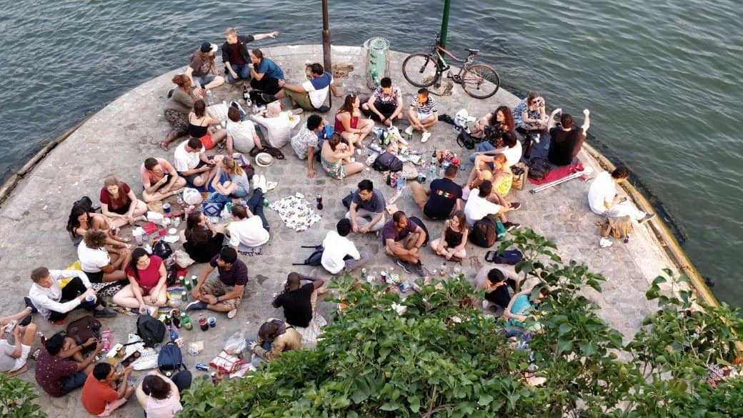 Picnic au bord de l'eau au centre de Paris