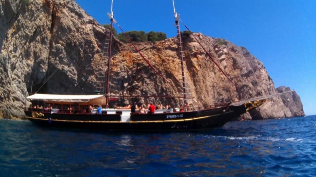 Islas Medas al Completo: Goleta Pirata, Snorkel y Cuevas Secretas