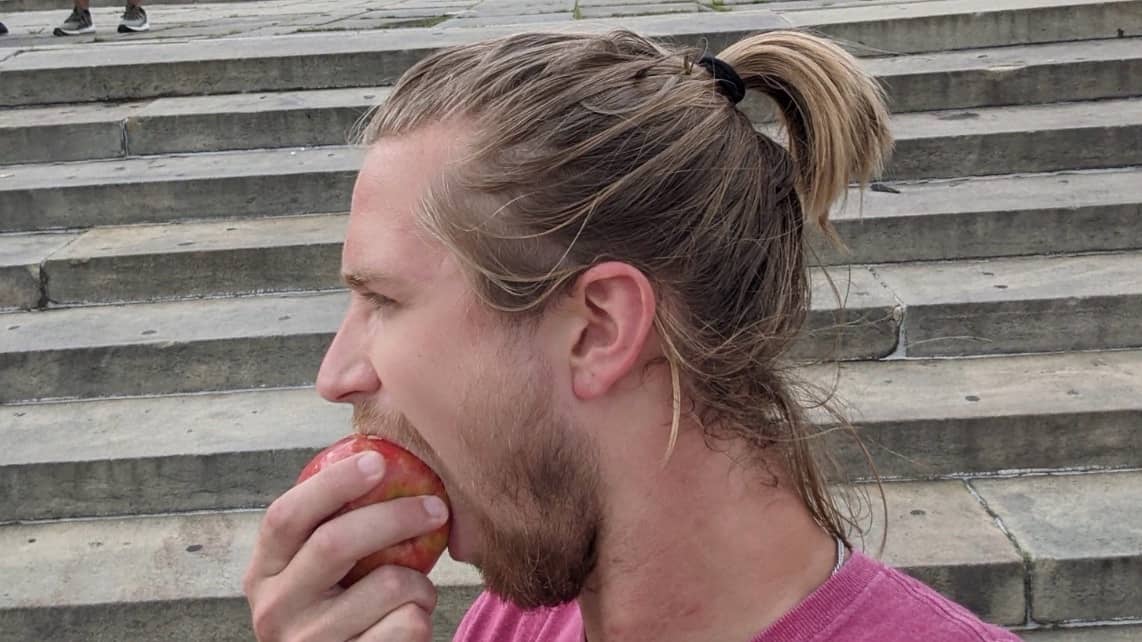 eat an apple with me