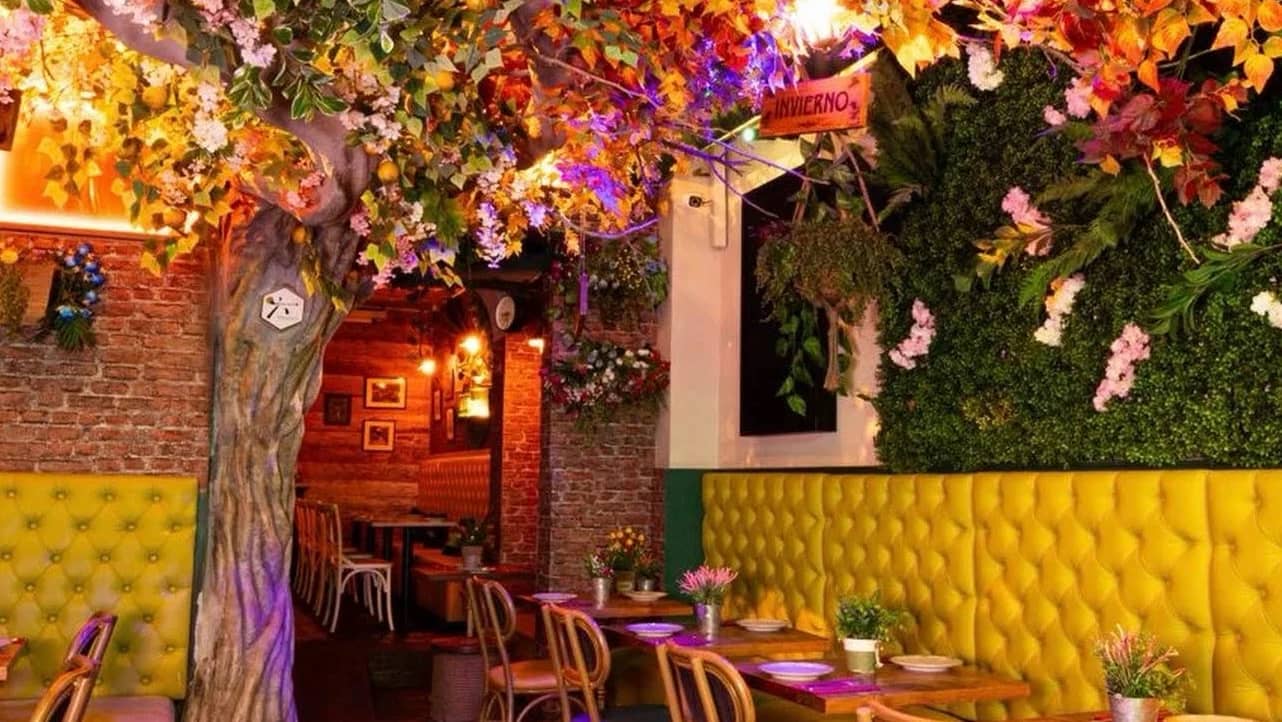 Language exchange and make new friends in Barcelona at JARDINET GRACIA