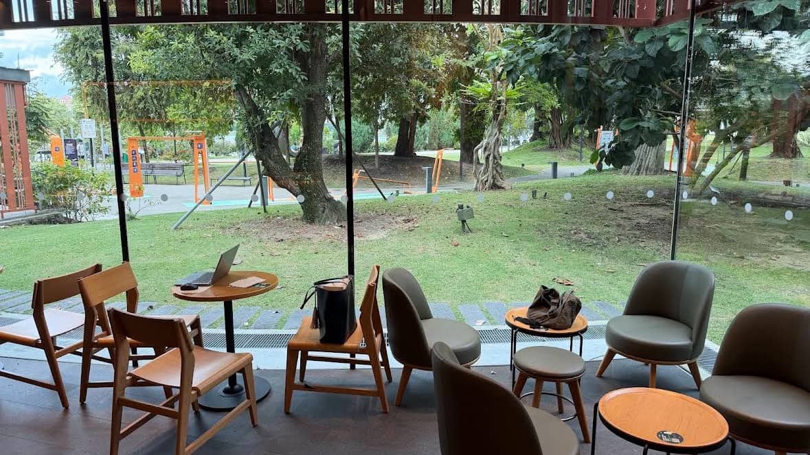 Sunday Reading @ Starbucks Active Garden (Gardens by the Bay)