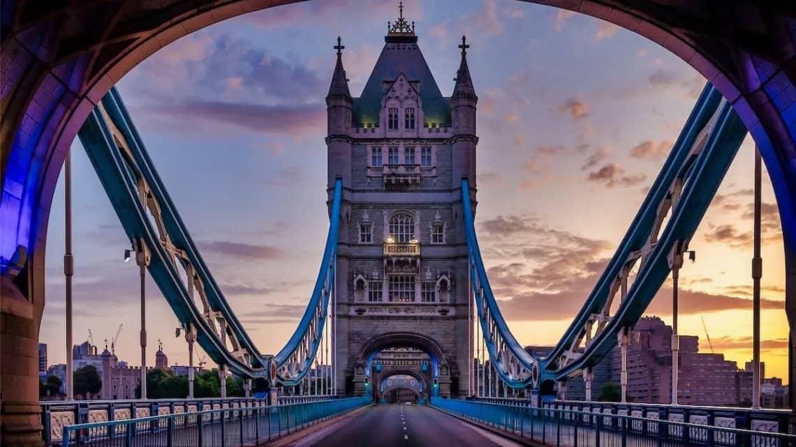 Singles Stroll: Tower Bridge to Southbank 🌉✨
