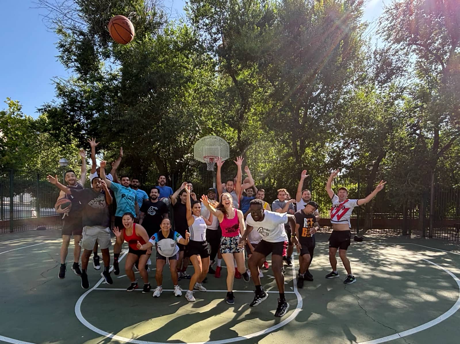 Basketball in Adelfas // Baloncesto en Adelfas