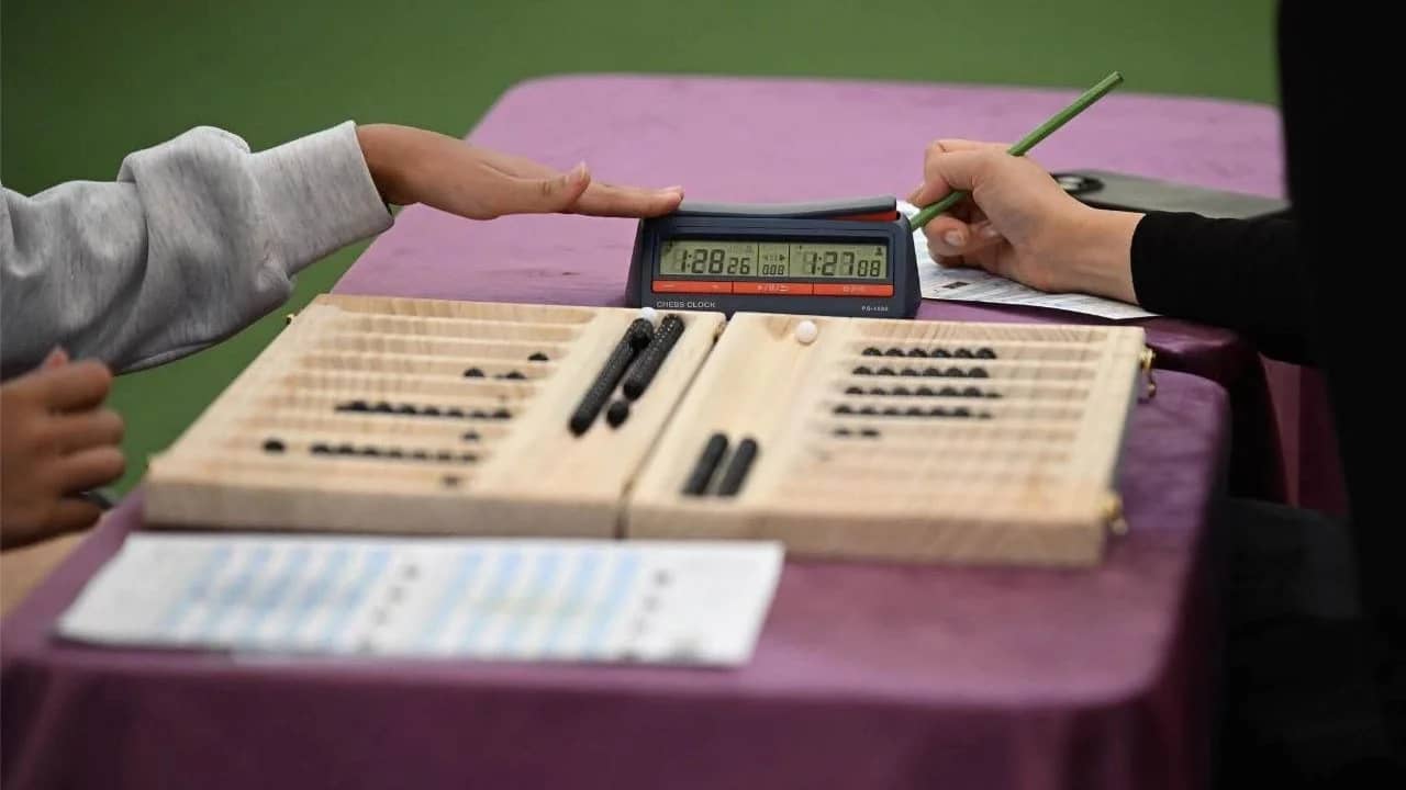 Enseñanza y juego de "togyzqumalaq" (ajedrez nómada) y otros juegos "mancala"..