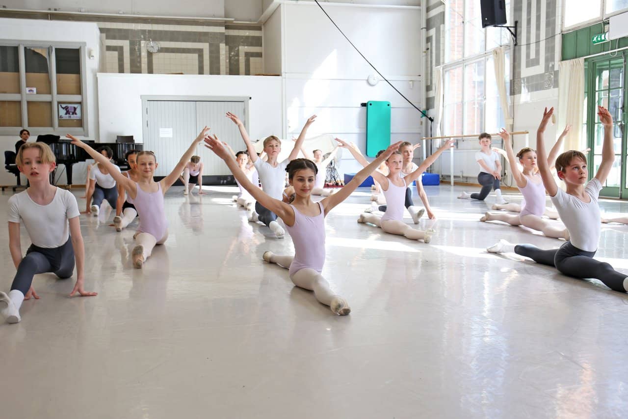 Open dance class for ages 7–10